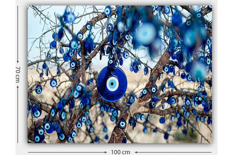 Lærred 70x100 cm - Et træ dekoreret med blå øje-amuletter, der symboliserer beskyttelse og held - Mørkeblå / Lyseblå / Hvid - Boligtilbehør - Billeder & kunst - Billeder på lærred