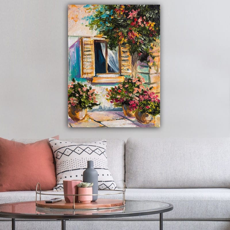 Lærred 70x100 cm - Et vindue med åbne persienner omgivet af blomster i potter - Grøn / Lyserød / Beige - Boligtilbehør - Billeder & kunst - Billeder på lærred