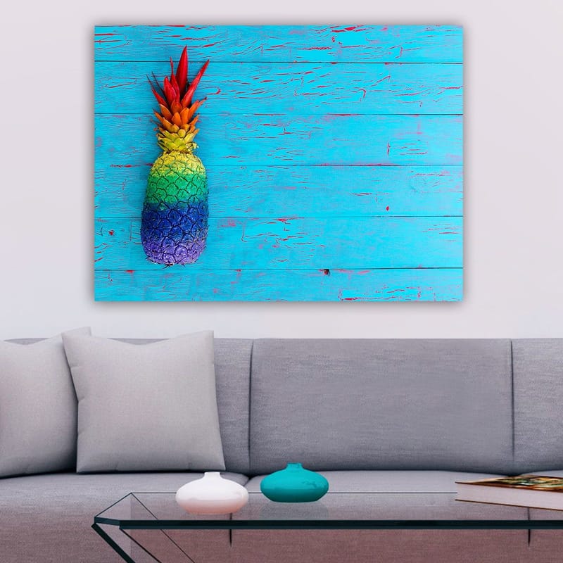 Lærred 70x100 cm - Farverig ananas mod en lyseblå baggrund - Blå / Grøn / Rød - Boligtilbehør - Billeder & kunst - Billeder på lærred