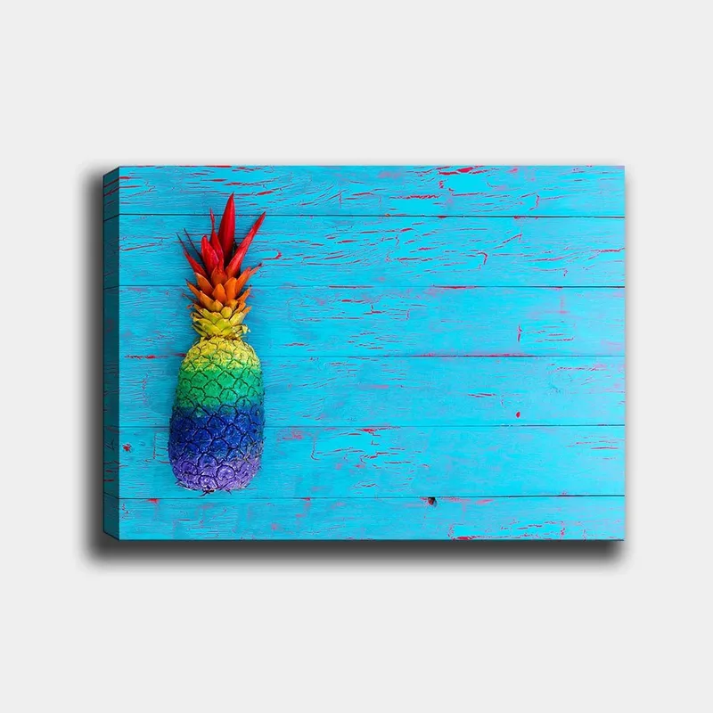 Lærred 70x100 cm - Farverig ananas mod en lyseblå baggrund, Blå / Grøn / Rød