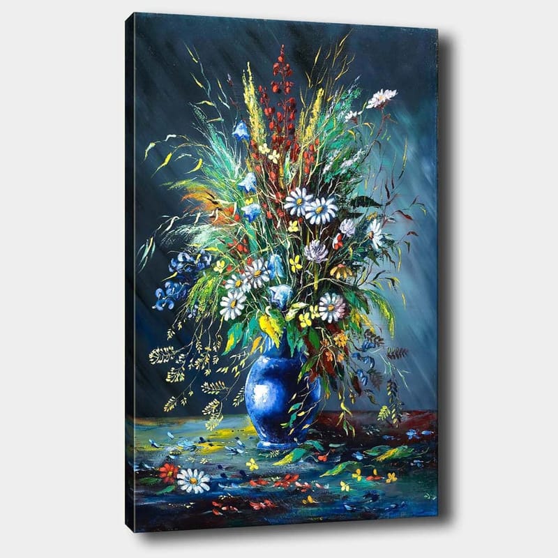 Lærred 70x100 cm - Farverig blomsterbuket i en blå vase, Blå / Grøn / Hvid