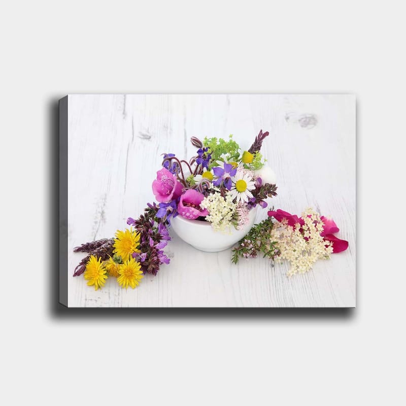 Lærred 70x100 cm - Farverig blomsterbuket i en hvid skål - Lilla / Gul / Lyserød - Boligtilbehør - Billeder & kunst - Billeder på lærred