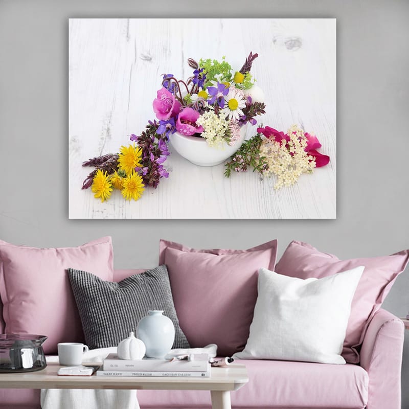 Lærred 70x100 cm - Farverig blomsterbuket i en hvid skål - Lilla / Gul / Lyserød - Boligtilbehør - Billeder & kunst - Billeder på lærred