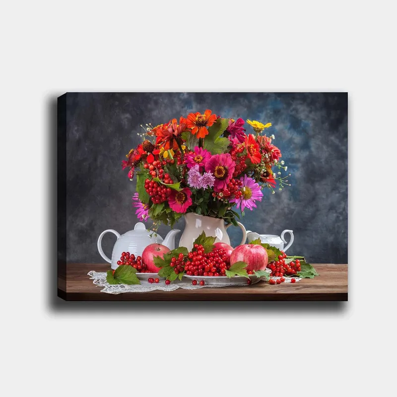 Lærred 70x100 cm - Farverig blomsterbuket i en hvid potte, omgivet af æbler og bær, Rød / Grøn / Lyserød