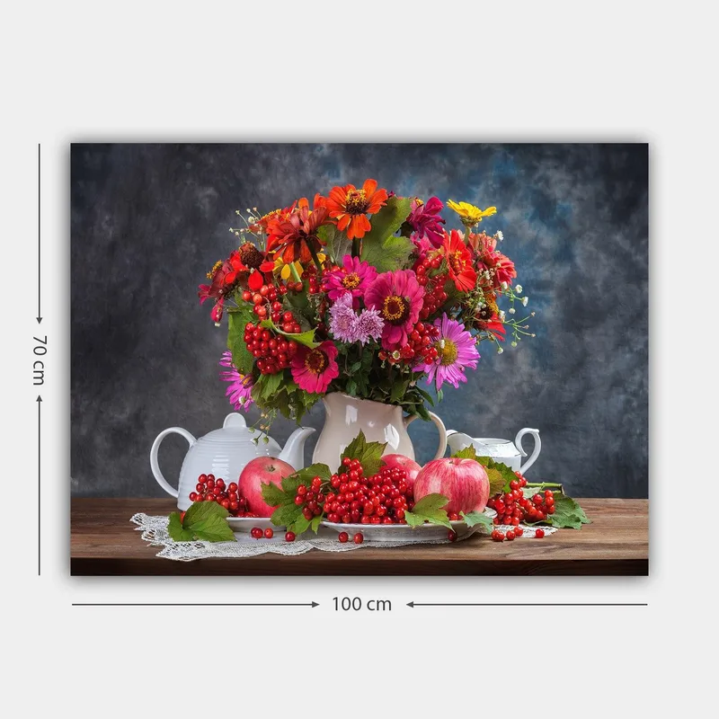 Lærred 70x100 cm - Farverig blomsterbuket i en hvid potte, omgivet af  æbler og bær - Rød / Grøn / Lyserød - Boligtilbehør - Billeder & kunst - Billeder på lærred