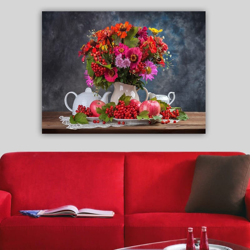 Lærred 70x100 cm - Farverig blomsterbuket i en hvid potte, omgivet af æbler og bær - Rød / Grøn / Lyserød - Boligtilbehør - Billeder & kunst - Billeder på lærred