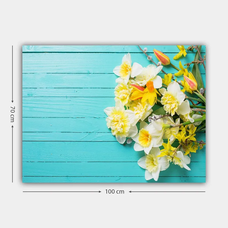 Lærred 70x100 cm - Farverig blomsterbuket på en turkis træoverflade - Turkis / Hvid / Gul - Boligtilbehør - Billeder & kunst - Billeder på lærred