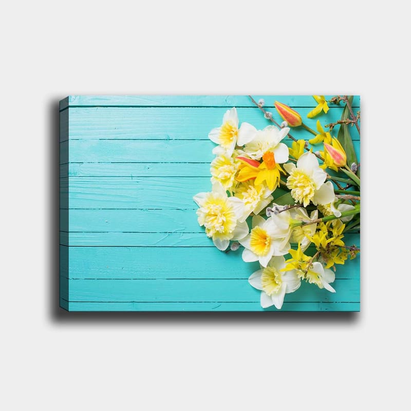 Lærred 70x100 cm - Farverig blomsterbuket på en turkis træoverflade, Turkis / Hvid / Gul