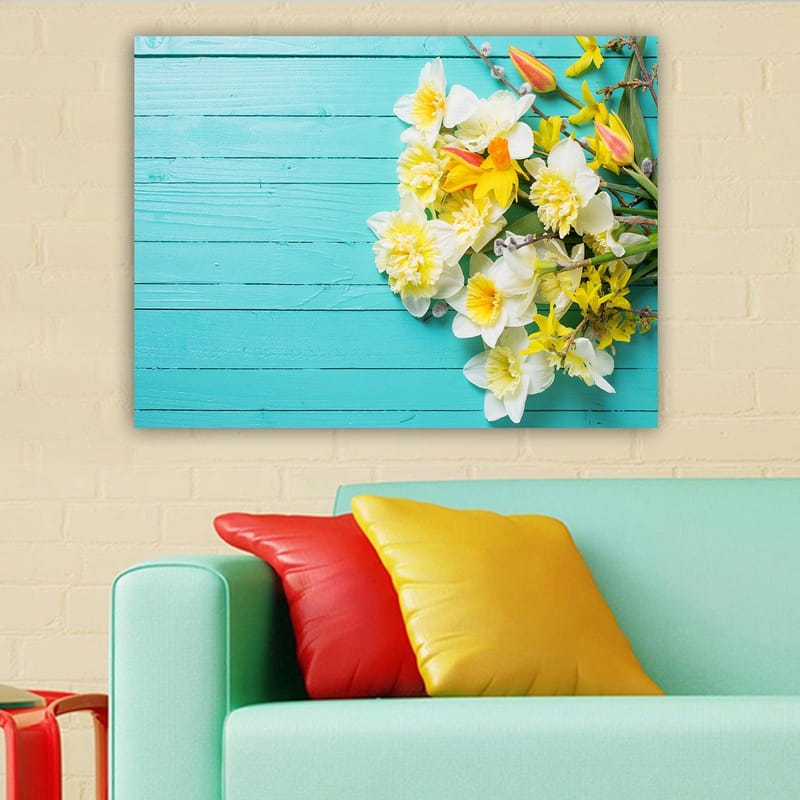 Lærred 70x100 cm - Farverig blomsterbuket på en turkis træoverflade - Turkis / Hvid / Gul - Boligtilbehør - Billeder & kunst - Billeder på lærred