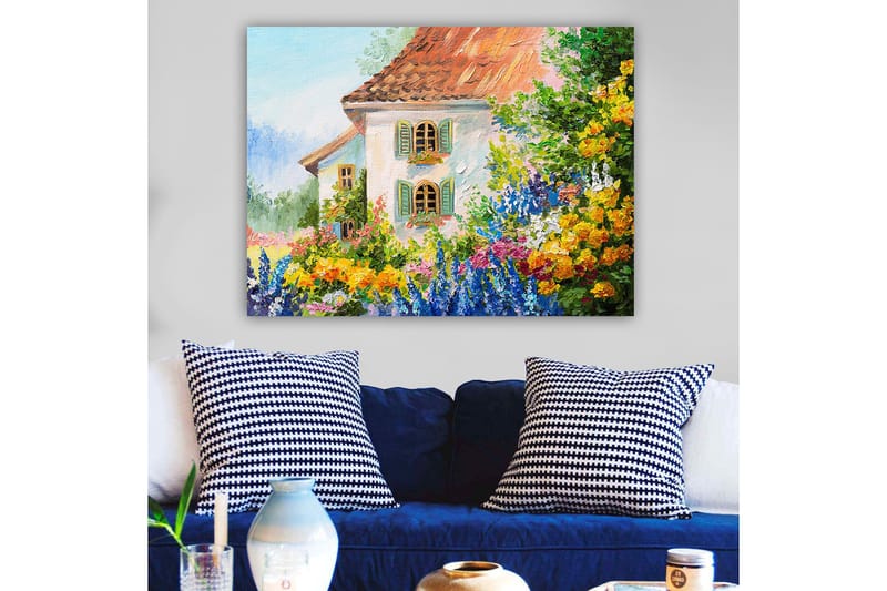 Lærred 70x100 cm - Farverig blomsterhave foran et charmerende hus med skodder, Gul / Blå / Grøn