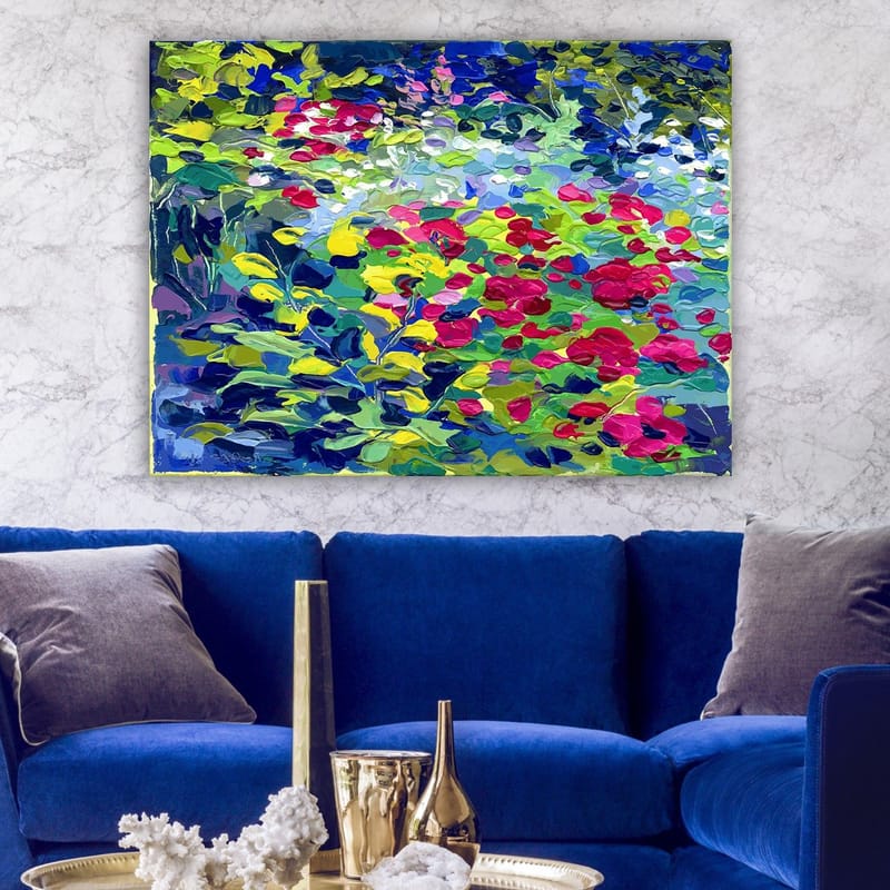 Lærred 70x100 cm - Farverig blomsterhave med røde og lyserøde blomster dominerer motivet - Grøn / Rød / Blå - Boligtilbehør - Billeder & kunst - Billeder på lærred