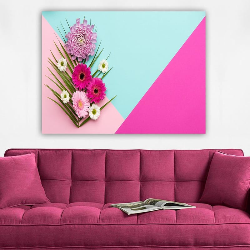 Lærred 70x100 cm - Farverig blomsterkomposition mod en geometrisk baggrund i pastelfarver - Lyserød / Lyseblå / Grøn - Boligtilbehør - Billeder & kunst - Billeder på lærred