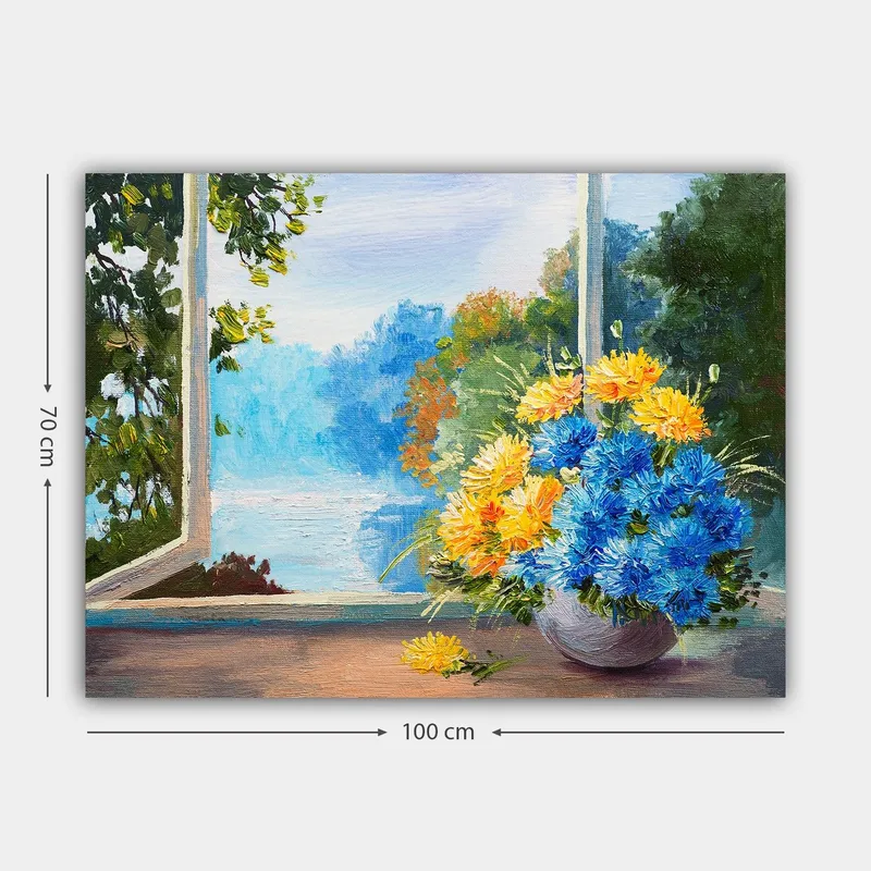 Lærred 70x100 cm - Farverig buket af blå og gule blomster i en vase, placeret ved et vindue med udsigt over et naturskønt landskab - Blå / Gul - Boligtilbehør - Billeder & kunst - Billeder på lærred
