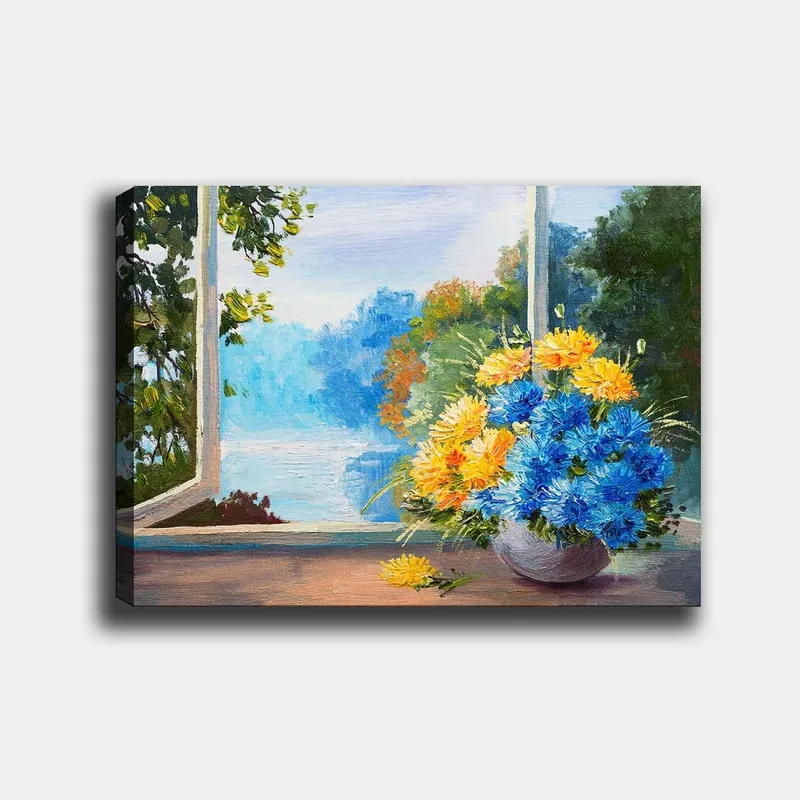 Lærred 70x100 cm - Farverig buket af blå og gule blomster i en vase, placeret ved et vindue med udsigt over et naturskønt landskab, Blå / Gul