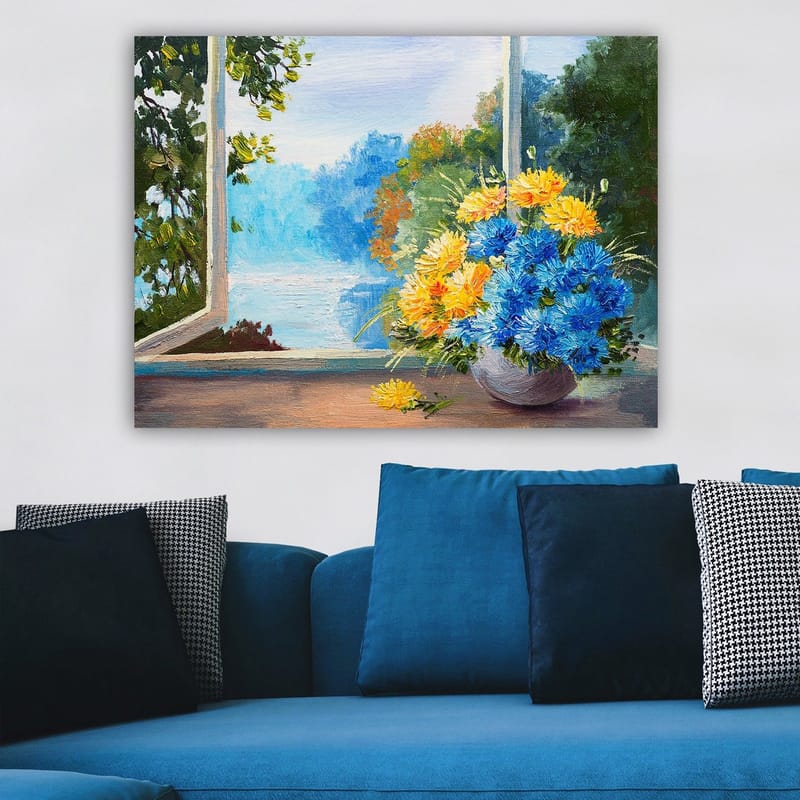 Lærred 70x100 cm - Farverig buket af blå og gule blomster i en vase, placeret ved et vindue med udsigt over et naturskønt landskab - Blå / Gul - Boligtilbehør - Billeder & kunst - Billeder på lærred