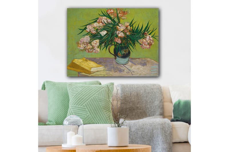 Lærred 70x100 cm - Farverig buket blomster i en vase på et bord, Grøn / Lyserød / Gul