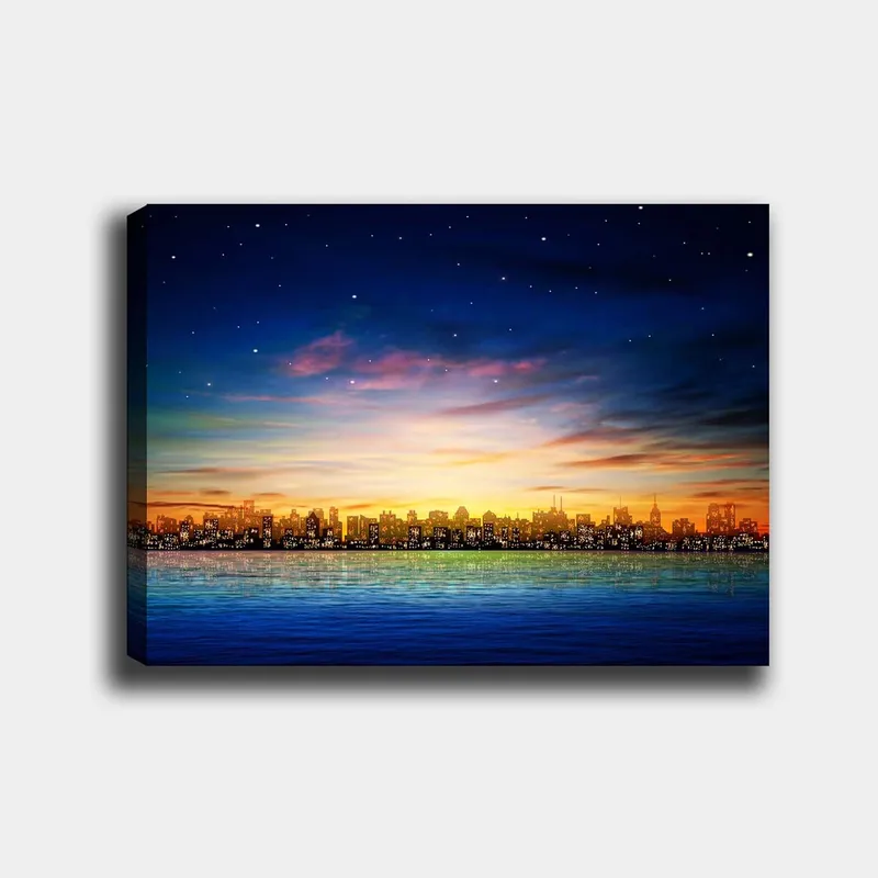 Lærred 70x100 cm - Farverig byudsigt ved solnedgang med refleksioner i vandet, Mørkeblå / Orange / Lysegrøn