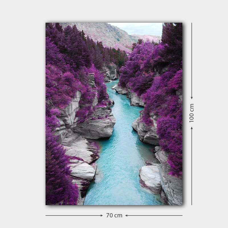 Lærred 70x100 cm - Farverig flod, der snor sig gennem en bjergkløft omgivet af lilla træer og klipper - Lilla / Turkis - Boligtilbehør - Billeder & kunst - Billeder på lærred