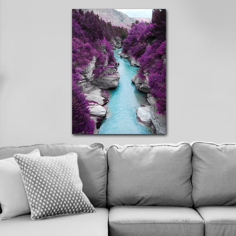 Lærred 70x100 cm - Farverig flod, der snor sig gennem en bjergkløft omgivet af lilla træer og klipper - Lilla / Turkis - Boligtilbehør - Billeder & kunst - Billeder på lærred