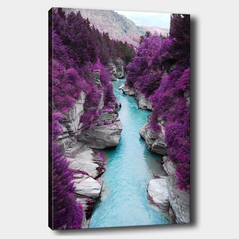 Lærred 70x100 cm - Farverig flod, der snor sig gennem en bjergkløft omgivet af lilla træer og klipper, Lilla / Turkis