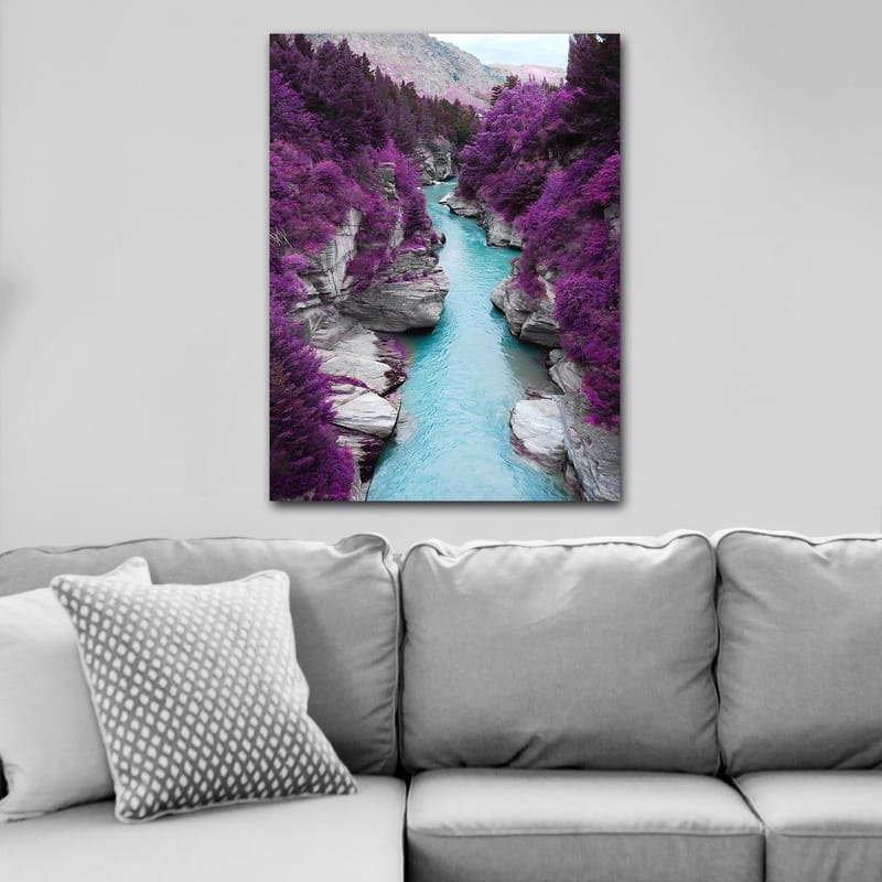 Lærred 70x100 cm - Farverig flod, der snor sig gennem en bjergkløft omgivet af lilla træer og klipper - Lilla / Turkis - Boligtilbehør - Billeder & kunst - Billeder på lærred