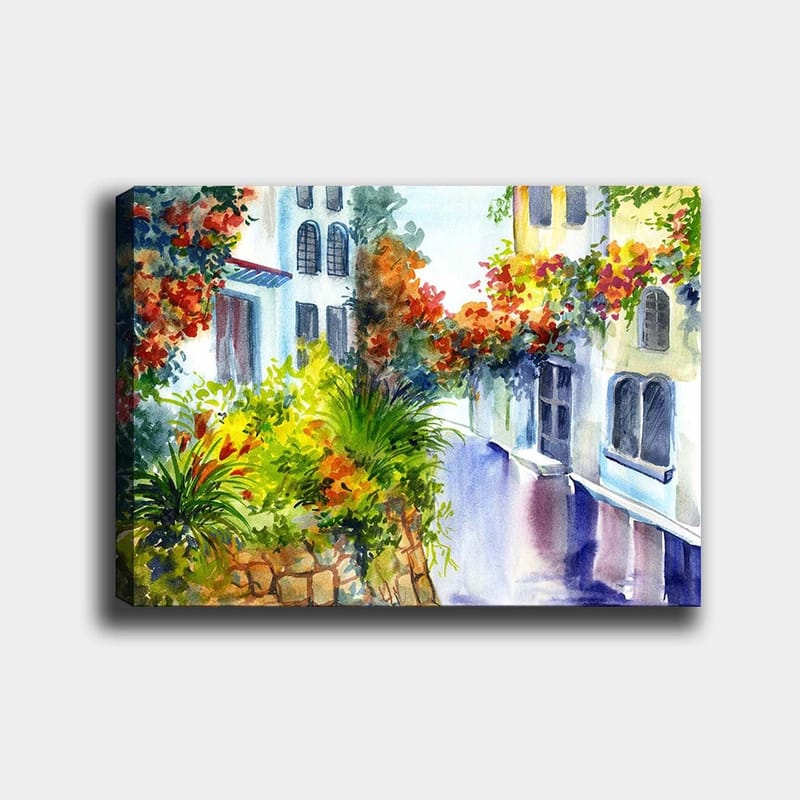 Lærred 70x100 cm - Farverig gade med blomster og grønt i et middelhavsmiljø, Grøn / Rød / Blå