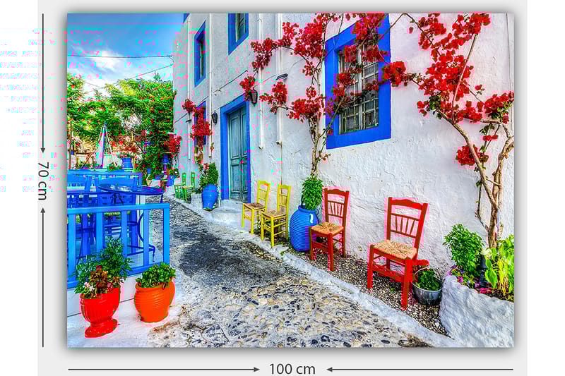 Lærred 70x100 cm - Farverig gade med blomster og stole i forskellige farver, der skaber en livlig atmosfære - Blå / Rød / Grøn - Boligtilbehør - Billeder & kunst - Billeder på lærred