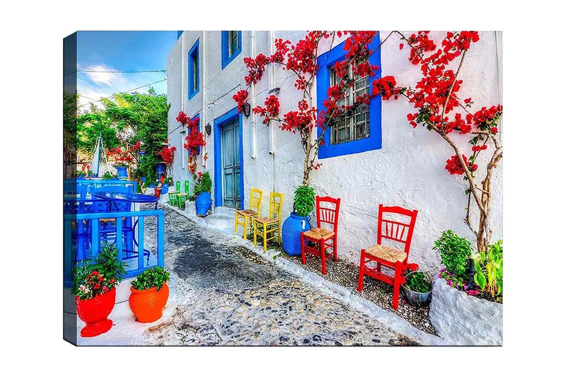 Lærred 70x100 cm - Farverig gade med blomster og stole i forskellige farver, der skaber en livlig atmosfære, Blå / Rød / Grøn
