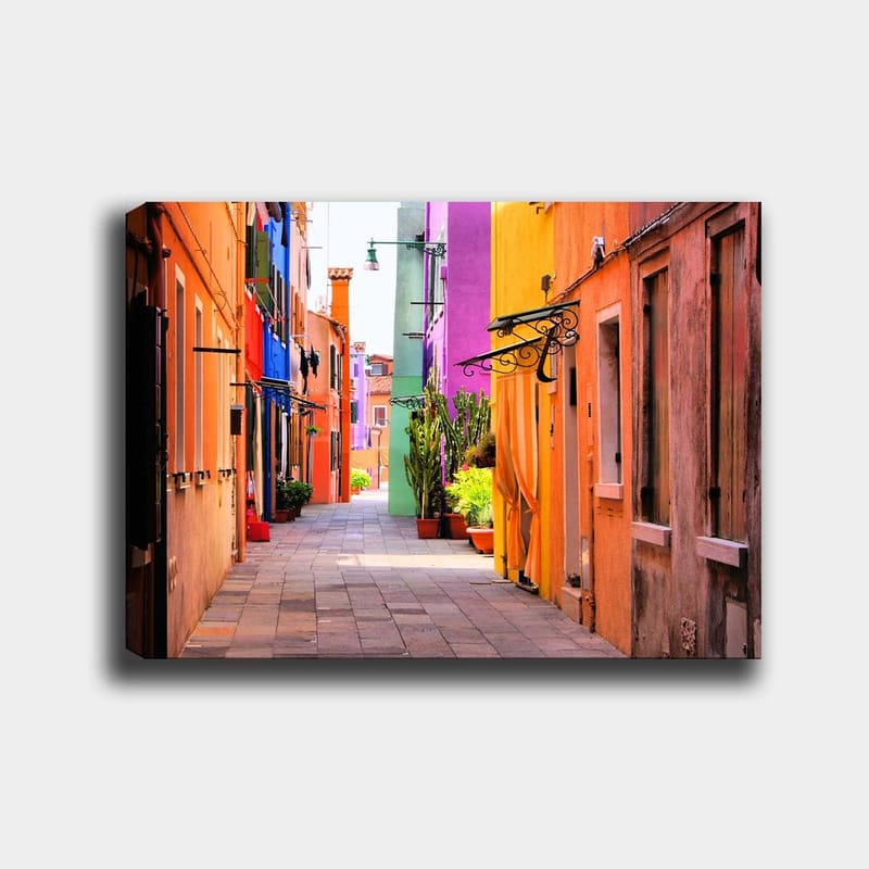 Lærred 70x100 cm - Farverig gyde med livlige huse i forskellige nuancer - Orange / Lilla / Grøn - Boligtilbehør - Billeder & kunst - Billeder på lærred