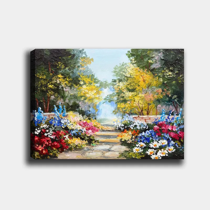 Lærred 70x100 cm - Farverig have med blomsterarrangementer og en asfalteret sti, der fører ind i et frodigt miljø, Grøn / Rød / Blå