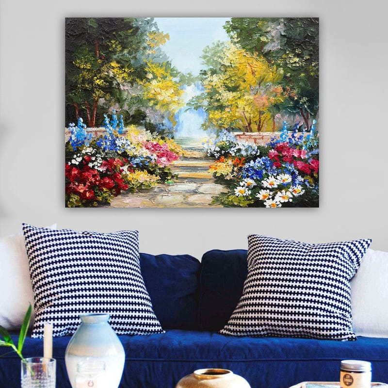 Lærred 70x100 cm - Farverig have med blomsterarrangementer og en asfalteret sti, der fører ind i et frodigt miljø - Grøn / Rød / Blå - Boligtilbehør - Billeder & kunst - Billeder på lærred