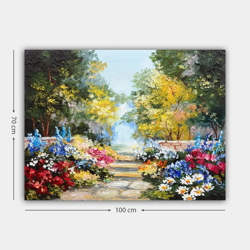 Lærred 70x100 cm - Farverig have med blomsterarrangementer og en asfalteret sti, der fører ind i et frodigt miljø - Grøn / Rød / Blå - Boligtilbehør - Billeder & kunst - Billeder på lærred