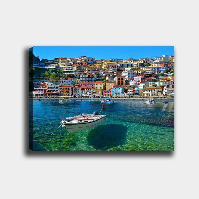 Lærred 70x100 cm - Farverig havn med en båd forankret i klart vand, omgivet af livlige huse, Blå / Rød / Gul