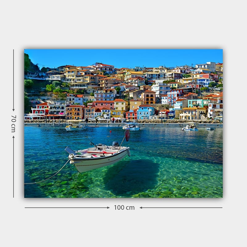 Lærred 70x100 cm - Farverig havn med en båd forankret i klart vand, omgivet af livlige huse - Blå / Rød / Gul - Boligtilbehør - Billeder & kunst - Billeder på lærred