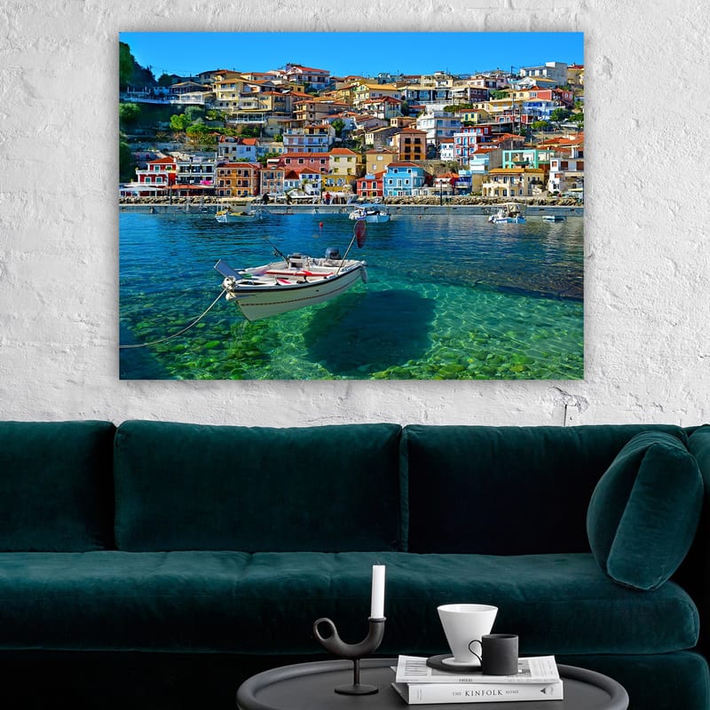 Lærred 70x100 cm - Farverig havn med en båd forankret i klart vand, omgivet af livlige huse - Blå / Rød / Gul - Boligtilbehør - Billeder & kunst - Billeder på lærred