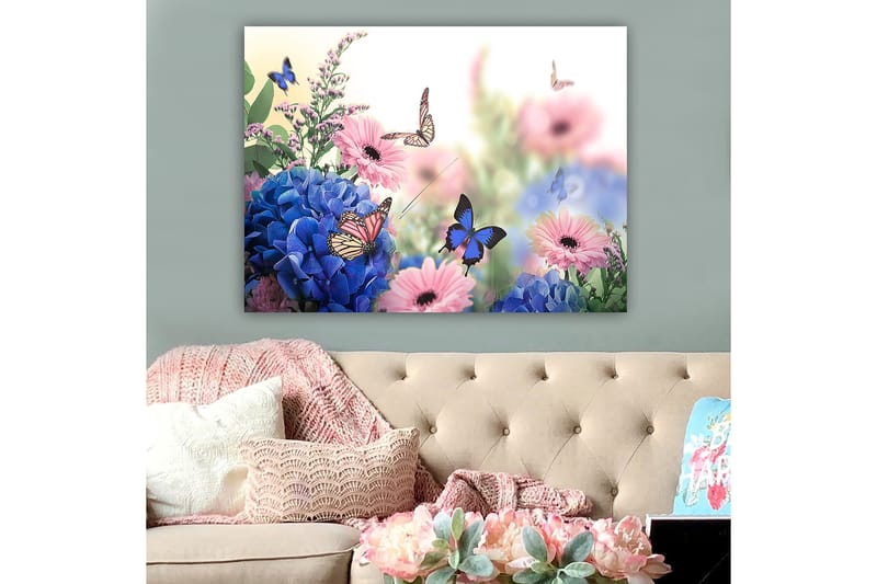 Lærred 70x100 cm - Farverig komposition af blomster og sommerfugle i et harmonisk naturligt miljø - Blå / Lyserød / Lilla - Boligtilbehør - Billeder & kunst - Billeder på lærred