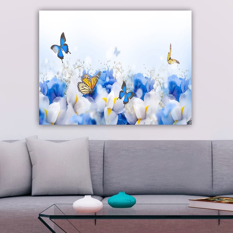 Lærred 70x100 cm - Farverig komposition af sommerfugle, der svæver over hvide og blå blomster - Blå / Hvid / Gul - Boligtilbehør - Billeder & kunst - Billeder på lærred
