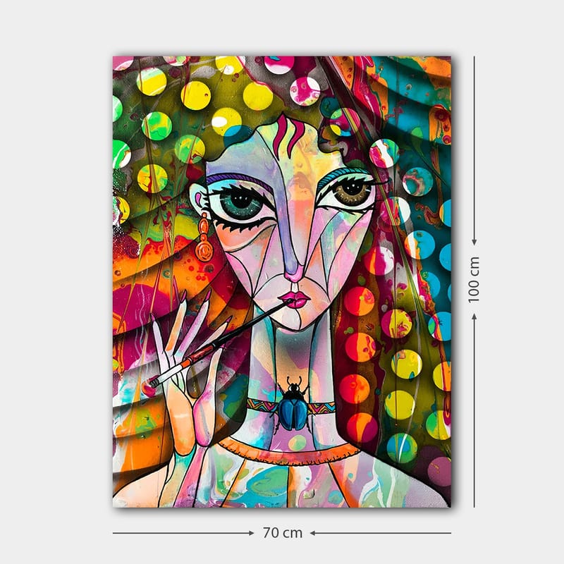 Lærred 70x100 cm - Farverig kvinde med store øjne, der holder en pensel og har en skulpturel frisure - Grøn / Lyserød / Blå - Boligtilbehør - Billeder & kunst - Billeder på lærred