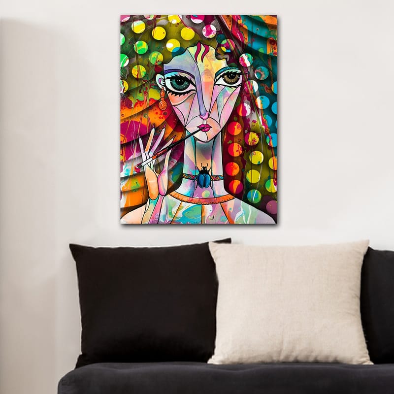 Lærred 70x100 cm - Farverig kvinde med store øjne, der holder en pensel og har en skulpturel frisure - Grøn / Lyserød / Blå - Boligtilbehør - Billeder & kunst - Billeder på lærred