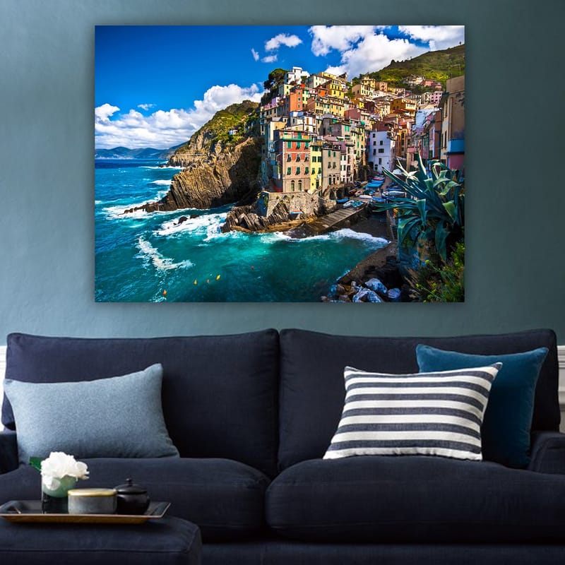 Lærred 70x100 cm - Farverig kystlandsby med farverige huse, der klatrer op ad klipperne ved havet - Blå / Grøn / Beige - Boligtilbehør - Billeder & kunst - Billeder på lærred