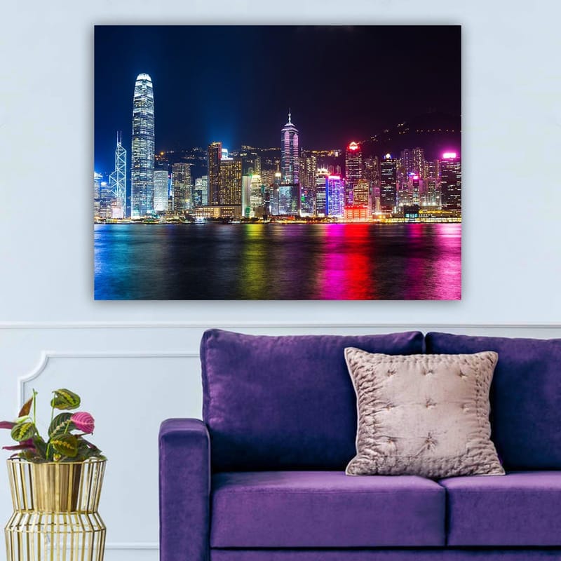 Lærred 70x100 cm - Farverig natteudsigt over Hong Kongs skyline med oplyste skyskrabere - Blå / Lilla / Lyserød - Boligtilbehør - Billeder & kunst - Billeder på lærred