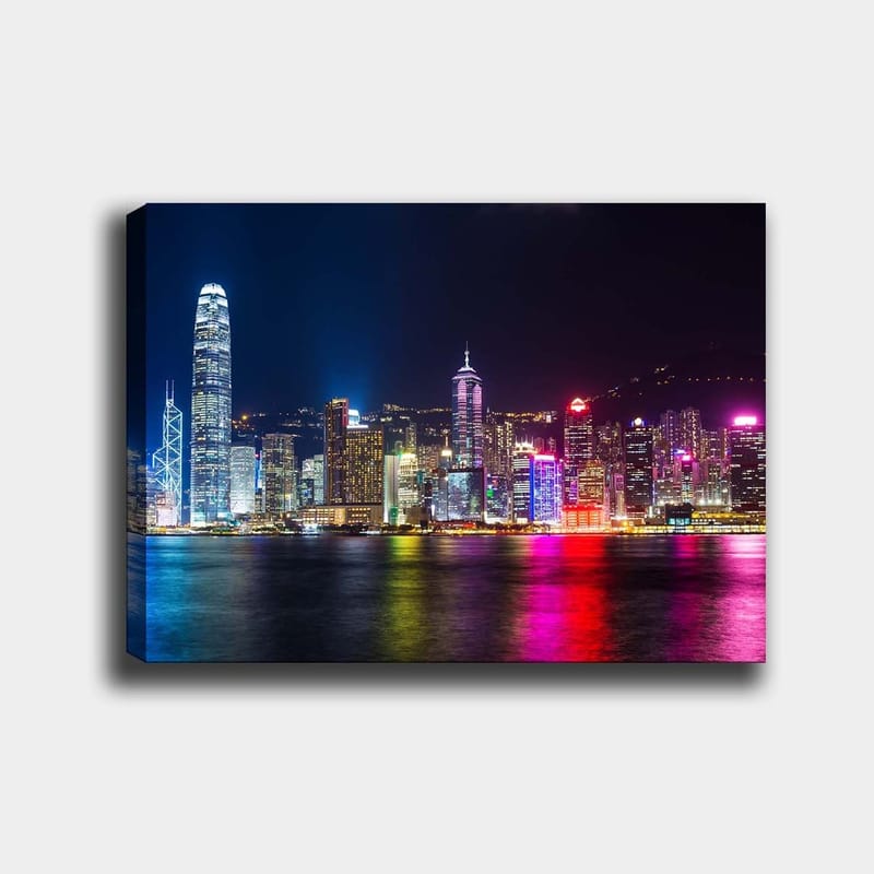 Lærred 70x100 cm - Farverig natteudsigt over Hong Kongs skyline med oplyste skyskrabere - Blå / Lilla / Lyserød - Boligtilbehør - Billeder & kunst - Billeder på lærred