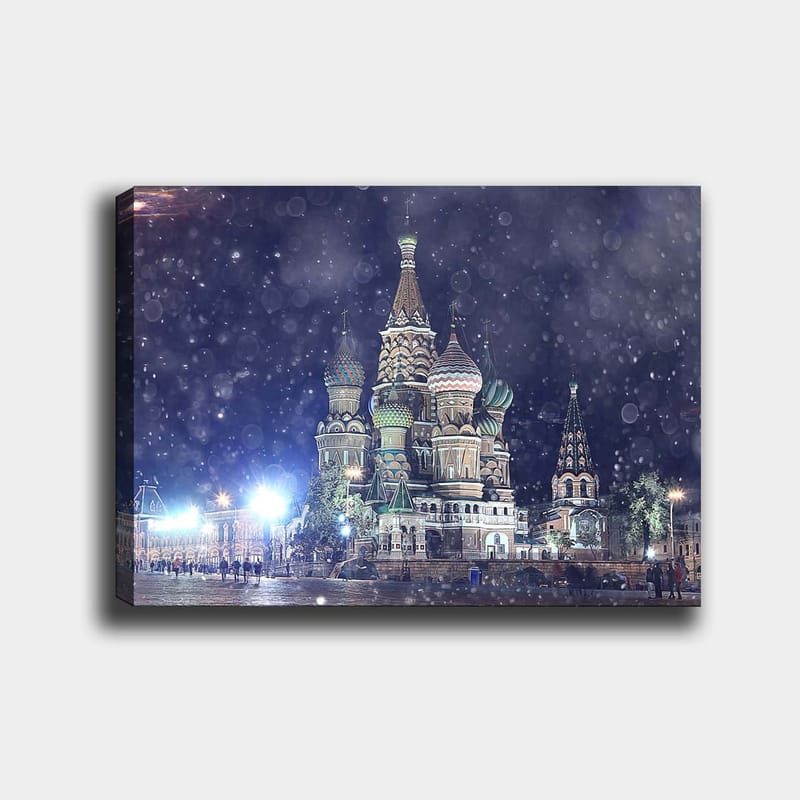 Lærred 70x100 cm - Farverig og detaljeret udsigt over den berømte Vasilij-katedral i Moskva, omgivet af snefald, Grøn / Rød / Blå
