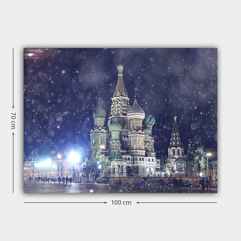 Lærred 70x100 cm - Farverig og detaljeret udsigt over den berømte Vasilij-katedral i Moskva, omgivet af snefald - Grøn / Rød / Blå - Boligtilbehør - Billeder & kunst - Billeder på lærred