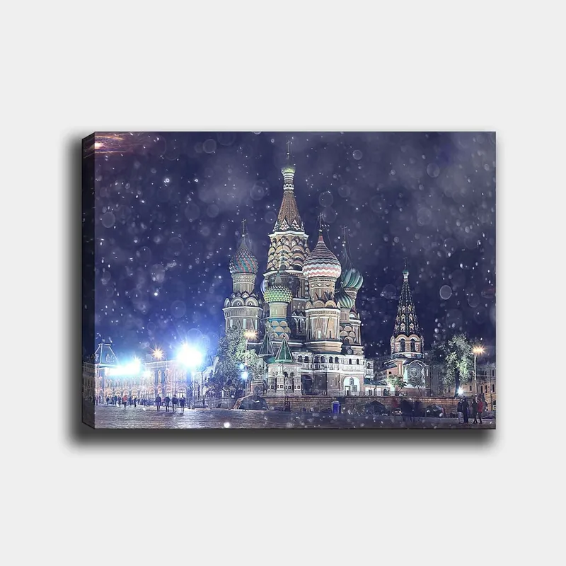 Lærred 70x100 cm - Farverig og detaljeret udsigt over den berømte Vasilij-katedral i Moskva, omgivet af snefald, Grøn / Rød / Blå