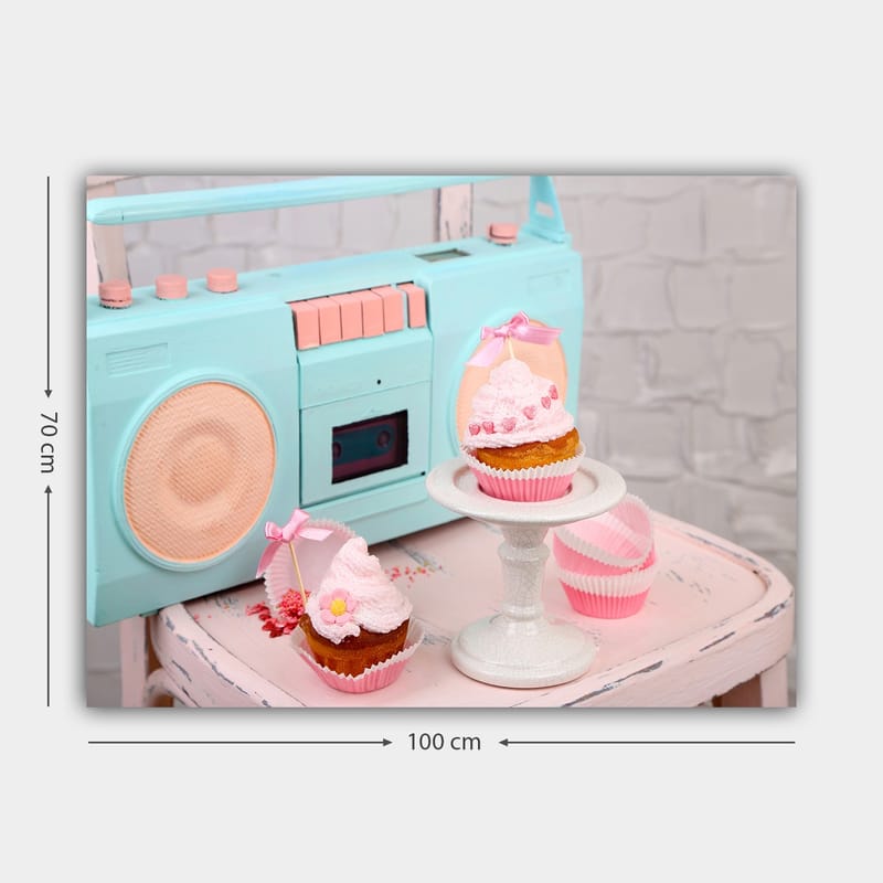 Lærred 70x100 cm - Farverig og legesyg komposition med cupcakes og en retro kassettebåndoptager - Turkis / Pink / Beige - Boligtilbehør - Billeder & kunst - Billeder på lærred