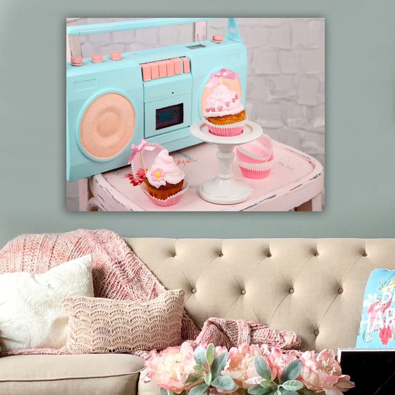 Lærred 70x100 cm - Farverig og legesyg komposition med cupcakes og en retro kassettebåndoptager - Turkis / Pink / Beige - Boligtilbehør - Billeder & kunst - Billeder på lærred