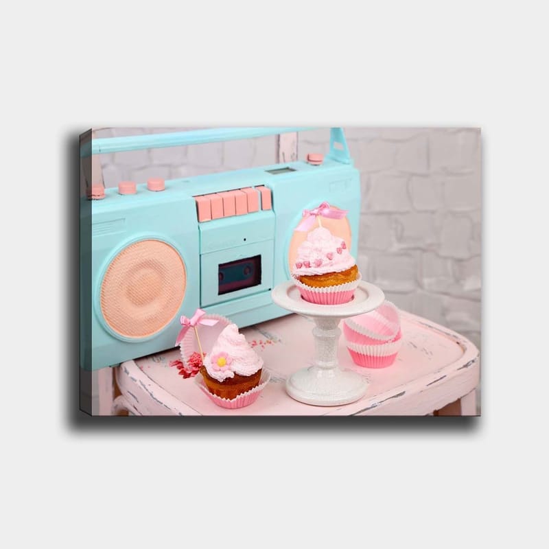 Lærred 70x100 cm - Farverig og legesyg komposition med cupcakes og en retro kassettebåndoptager, Turkis / Pink / Beige
