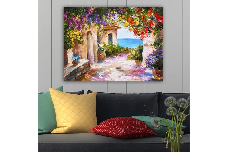 Lærred 70x100 cm - Farverig og livlig gyde med blomster og havudsigt - Lilla / Grøn / Rød - Boligtilbehør - Billeder & kunst - Billeder på lærred