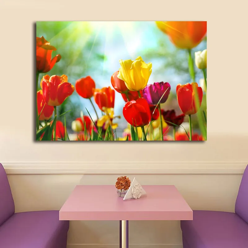 Lærred 70x100 cm - Farverig samling af tulipaner i forskellige nuancer, der blomstrer i lyset - Rød / Gul / Lilla - Boligtilbehør - Billeder & kunst - Billeder på lærred